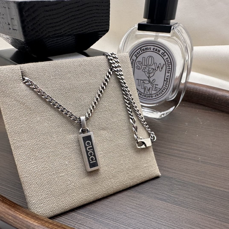 G*u*i necklaces